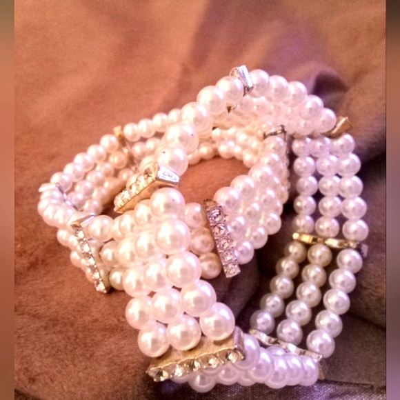 Pearl Beaded bracelet with Cubic Zirconia Diamonds - Picture 6 of 9